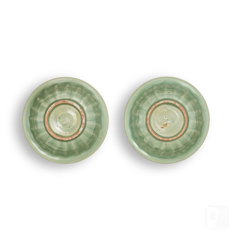A pair of small Longquan celadon-glazed 'fish' washers, Southern Song dynasty | 南宋 龍泉青釉雙魚蓮瓣紋小洗一對 - 图2